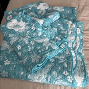 Pioneer Woman Evie Matelassé Quilt